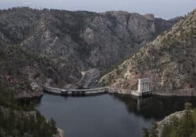 The Seminoe Reservoir backs up at the Kortes Dam, with the North Platte River flowing freely below in 2015. (Ryan Dorgan)
